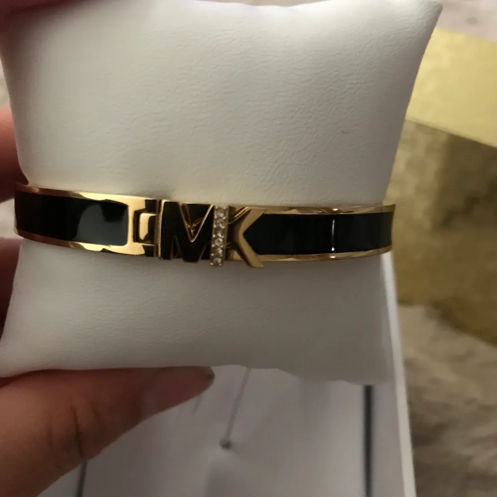 Michael kors armband Stainless steel , helt ny med alla lappar och låda. Serienr MKJX7694710  ordinarie pris 1500kr . Accessoarer.