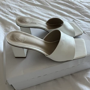 Vita klackar  - Säljer dessa vita klackar i storlek 40, aldrig använda så i nyskick.  Köparen står för eventuell fraktkostnad