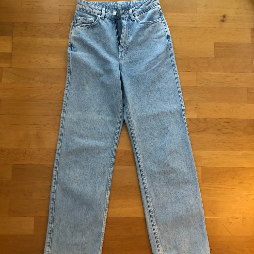 Våriga jeans från Weekday i modellen Rowe, färgen Aqua blue. Skulle säga de är något stora i storleken då jag i vanliga fall har storlek 24/30, men dessa är något stora på mig. 💙 Aldrig använda!!. Jeans & Byxor.