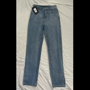 Jeans med slits  - Blåa jeans med slits, aldrig använda. 