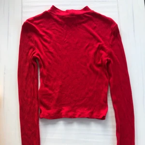 Röd tröja - Tröjan är väldigt stretchig i materialet så skulle säga den passar även S. Endast använd en gång, som ny💖