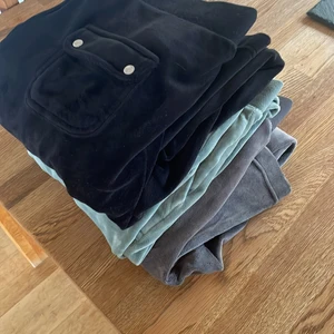  Juicy Couture byxor - Säljer nu mina älskade juicy byxor då jag märkt att dom är förstora för mig. Dom gröna blir billigare då dom har två små hål. Alla är i storlek Xl men jag skulle säga att dom passar bäst på någon med storlek L. Skriv gärna om ni vill ha fler bilder eller har frågor, pris går att diskutera💕 ‼️700kr STYCK‼️