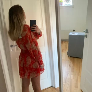 Zara klänning - Säljer denna drömmiga sommarklänningen från Zara! Aldrig använd och slutsåld på hemsidan😇