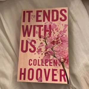 Bok - Populära boken It Ends With Us skriven av Colleen Hoover ❤️ Den engelska versionen köpt på Akademibokhandeln 🫶 Direkt pris 200kr + frakt 😇