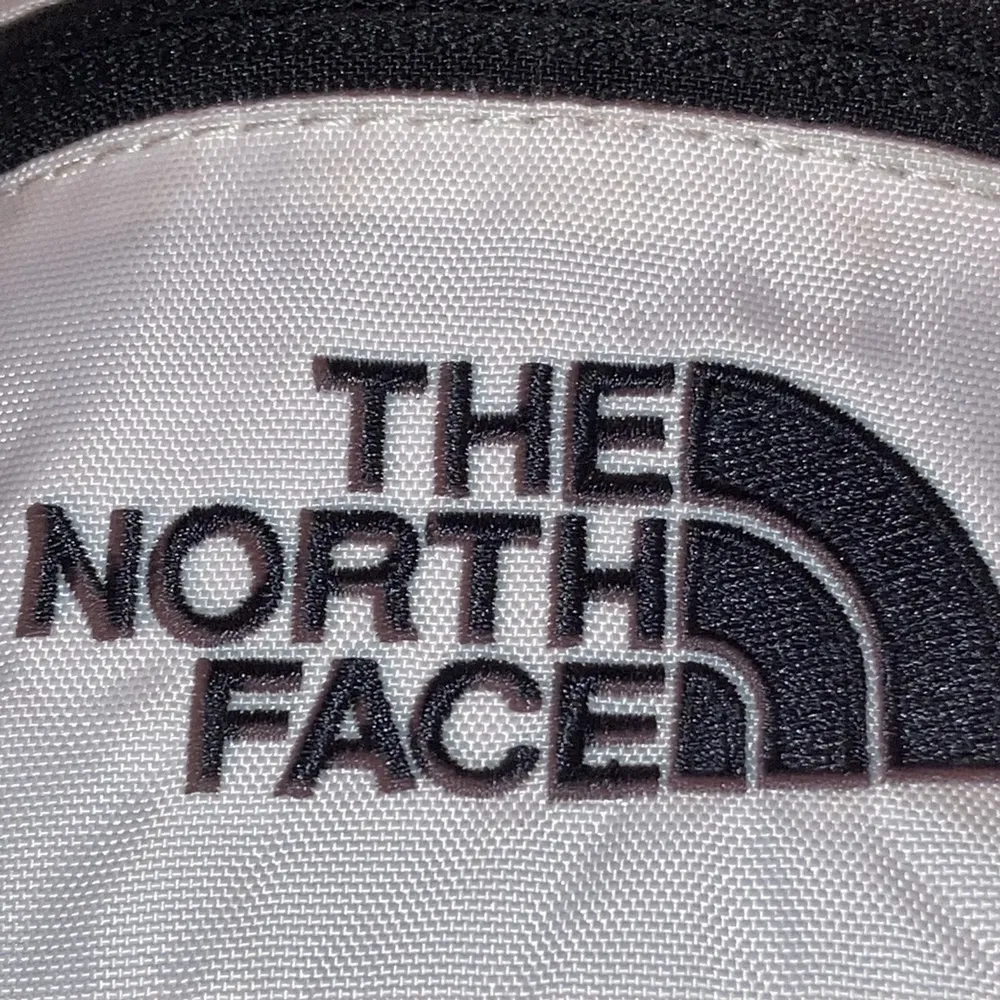 Fett North Face ryggsäck. Prefekt storlek! . Väskor.