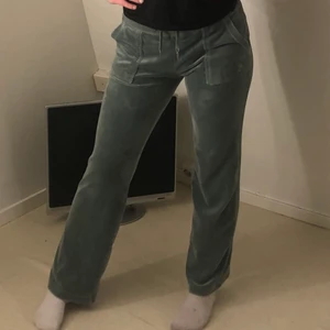 Juicy Coutore - Superfina juicy byxor i färgen chinois green. Aldrig använda då dom är för korta för mig. Det är min kompis på bilderna, hon är 168 och sitter bra på henne. stl s. Nyskick!💗pris går att diskutera 