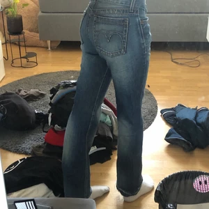 lågmidjade straightleg jeans - så jävla snygga lågmidjade jeans! köpta secondhand men i bra skick ändå. de e uppsprättade då de inte passade i längden för mig. innerbenslängden är ca 76 cm o jag är 173 cm för referens, midjemåttet är 38 cm rakt över, alltså ca 76 cm runt om. säljer då ja inte får nån användning. direktpris 250 om inte högre bud finns! finns även fler bilder<3 hör av dig vid frågor!!!