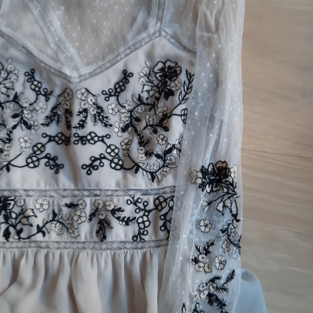 Lace and flower embroided dress from River Island. Good condition 🌺. Klänningar.