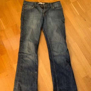 Lindex jeans, utsvängda. - Utsvängda jeans från lindex. Storlek 42 i t tjejstorlek. Inga defekter.