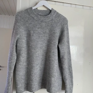  grå stickad tröja - Stickad tröja från new yorker, aldrig använd