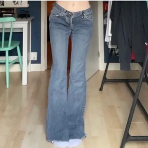 Lågmidjade jeans - Lånad bild! Säljer vidare dessa då dom tyvärr var för långa för mig. Jättefina och bra kvalite 💞