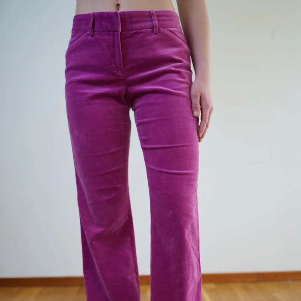 Sjukt snygga rosa/lila byxor i Manchester liknande material. Sitter väldigt snyggt och är så sköna. Köpt second hand. . Jeans & Byxor.
