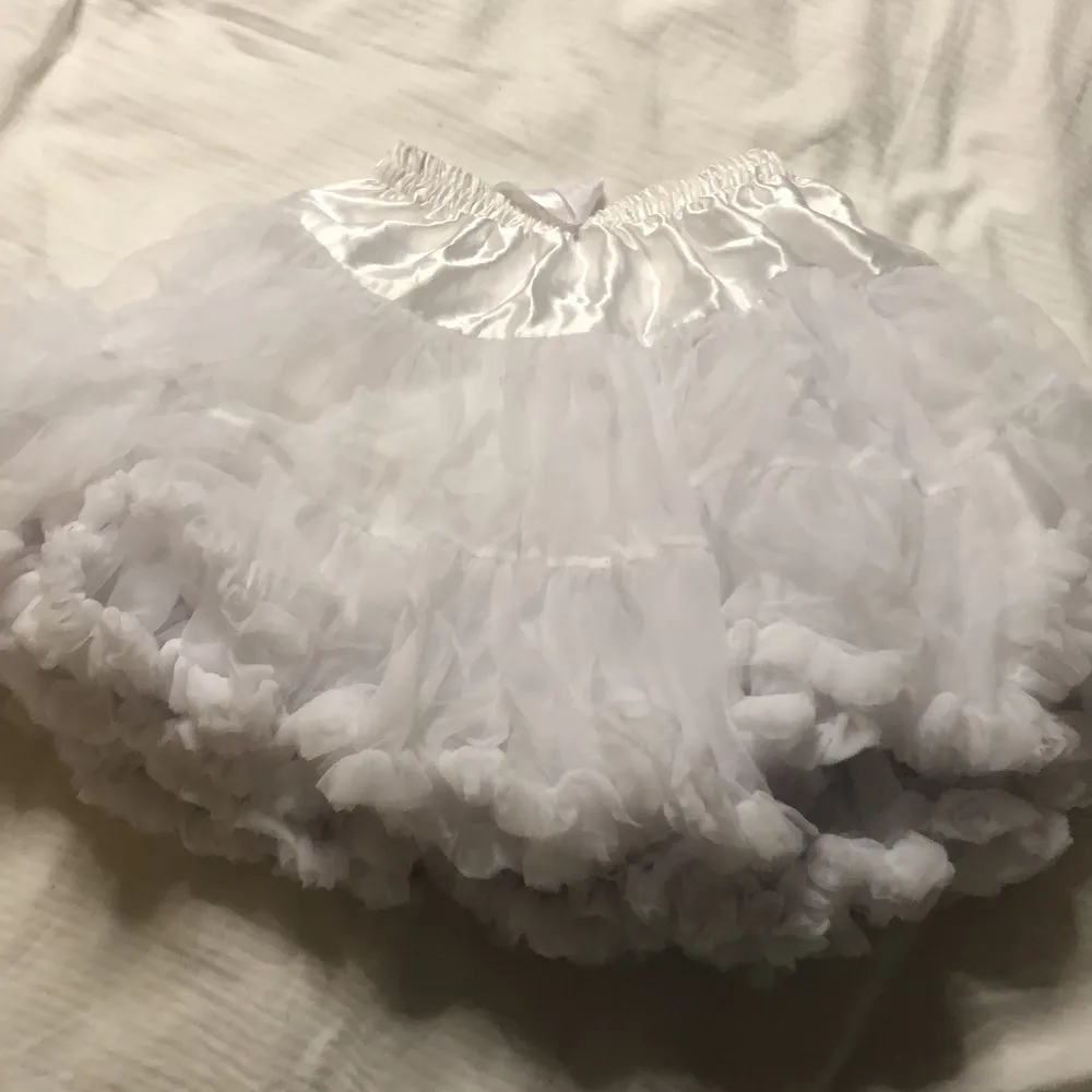Fluffig vit underkjol från Amazon. Använd ca 8 gånger, den är gammal men eftersom jag inte har använt den mycket så är den som ny. . Kjolar.