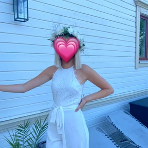 Jumpsuit - Vit jumpsuit. Passar perfekt till studenten för den som inte vill ha klänning eller till midsommar som jag haft den på🥰 Den är lång i benen. Passar mig som är 177.                 Använd 1 gång. Är som ny!