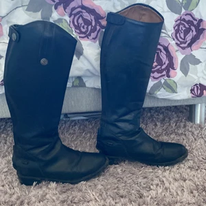 Ett par rid stövlar i storlek 36/37 - Jätte bra ridstövlar i från märket Horka dom är för stora för mig o vill ha ett nyt hem, läder är cirka 40 cm höga( kommer putsa dom innan köp) kommer komma med lite extra saker till skorna hoppas du vi köpa. Dom är i bra skick dom är som nya.
