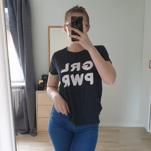 GRL PWR t-shirt  - Girl power tryck i rosa och vitt