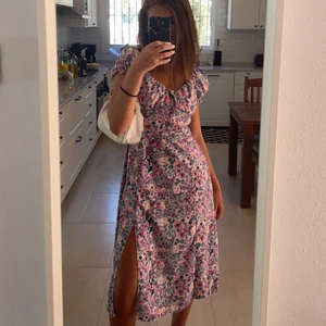 Klänning - säljer min fina blommiga klänning som är köpt från Spanien! så fin på sommaren, köpare står för frakten🤍🤍