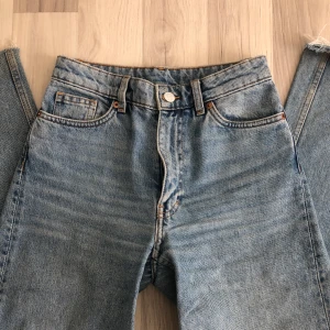 monki yoko jeans XS/25 - passar någon runt 160. frakten ingår i priset - tar endast swish 