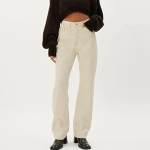 Beiga jeans från Weekday - Säljer helt OANVÄNDA jeans från Weekday. Modellen rowe🌞