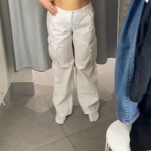 Cargo pants - Vita cargopants, helt oanvända och säljer av anledningen att jag ångrar köpet. Gratis frakt. 