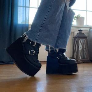 Demonias  - Ett par Swing 105 från C.U.M Clubwear. Använda 1 gång i nyskick. Priset är diskuterbart och kvitto finns kvar. Köpta för 1800kr. Köparen står för frakt                     