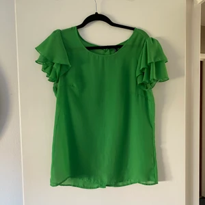 Fin grön topp! - Superfin grön topp med volanger på armarna! Knappt använd. Perfekt till sommaren ☀️