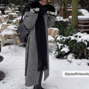 Kappa - Säljer lång mönstrad kappa från NA-KD!!