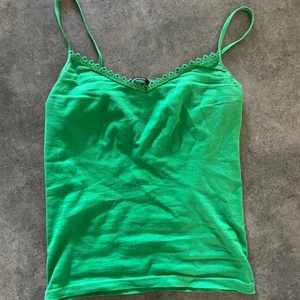 Grönt linne - Jätte gulligt linne med lite spets i kanten. Den är i strl S men passar mig som också kan ha M💞💞