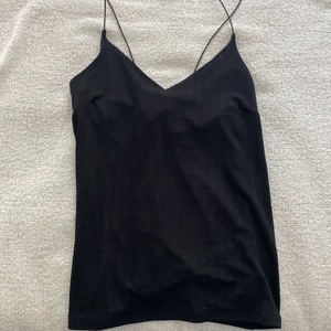 Svart topp från Gina Tricot - Säljer en svart topp från Gina Tricot. Skriv vid intresse😊