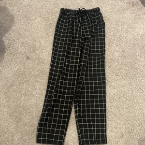 ‼️rutiga kostymbyxor‼️ - ❤️❤️Säljer dessa fina rutiga kostym  byxor från zara i färgerna vitt och svart köpte de förrra våren.de är i storlek 164.start pris är 195kr buda gärna om ni är intresserade❤️❤️