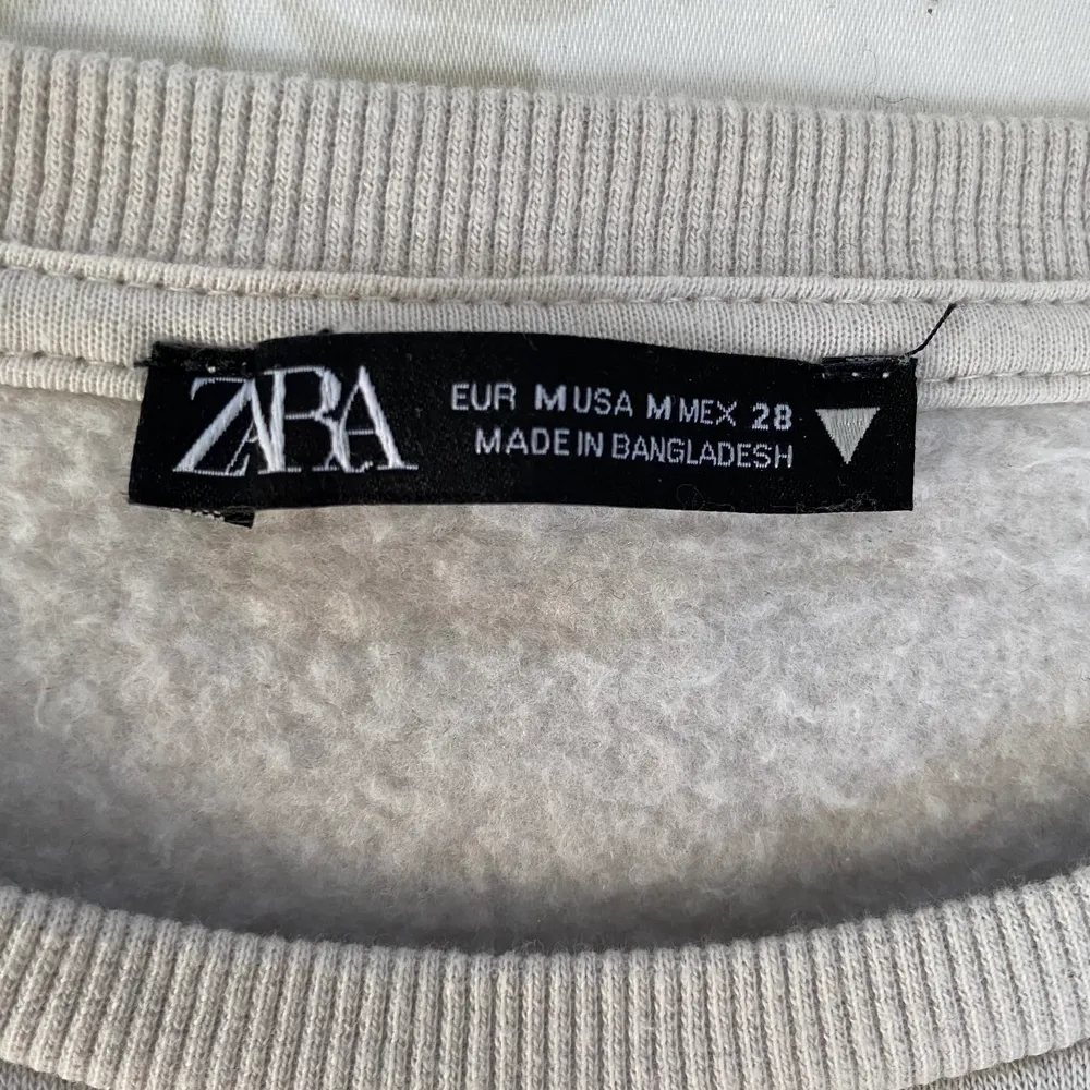 Säljer denna tröja med volanger ifrån Zara. Tycker själv att den är jättefin och gullig, men den passar tyvärr inte. Den är storlek M, men skulle säkert också passa S. Vi kan alltid diskutera priset!🤍🤍. Tröjor & Koftor.