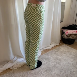 Snygga jeans från bershka - rutiga kan både vara hig och low waisted beroende på vad man gillar. köpare står för frakten! ❤️‍🔥❤️‍🔥