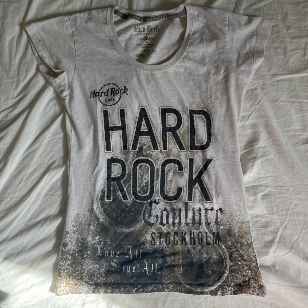 Hard rock café t-shirt, storlek S⚜️ köparen står för frakten på 52 kr:) kontakta om du har frågor:). T-shirts.