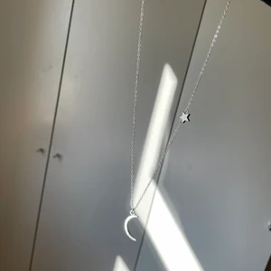 Halsband - Ett halsband med en måne och stjärna på❤️