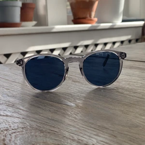 Ralph lauren solglasögon - Köpte dessa glajjor för cirka 10 månader sen men sen tappa jag bort dom men dom är nu hittade och nästan aldrig använda!      Nypris: ca 1400kr,                                          storlek: one size,                                                               condition: 9/10