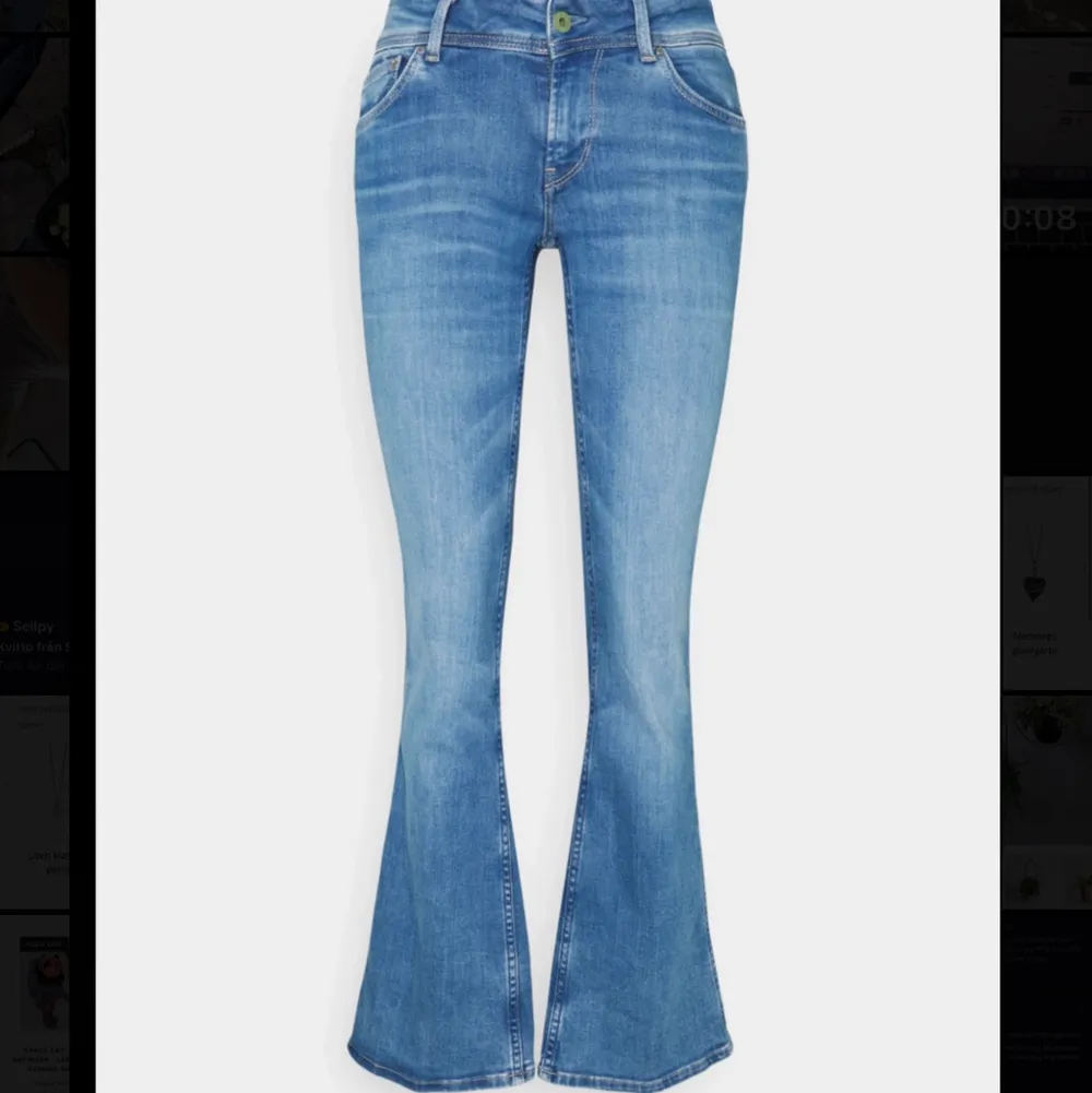 Blåa, flared, midwaist byxor från pepe jeans. Mycket bra skick då de är i princip oanvända. Ordinarie pris är 800-1000kr💕 ❗️Säljer även andra bootcut/flared-jeans +tröjor☺️❗️. Jeans & Byxor.