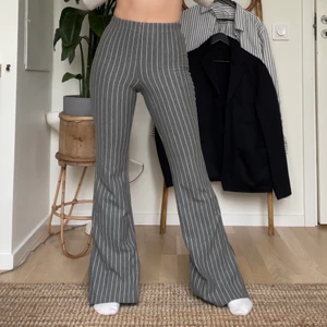 Mjuka kostymbyxor - Så sköna och snygga byxor! Funkar både som lite snyggare mjukisbyxor eller som kostymbyxor! Jag är 155cm lång och brukar bära XS