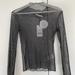 Glittrig festtopp från NAKD - En jättesnygg glittrig festtopp från NAKD! Aldrig använd (endast provad), med prislapp kvar. Storlek S🤩