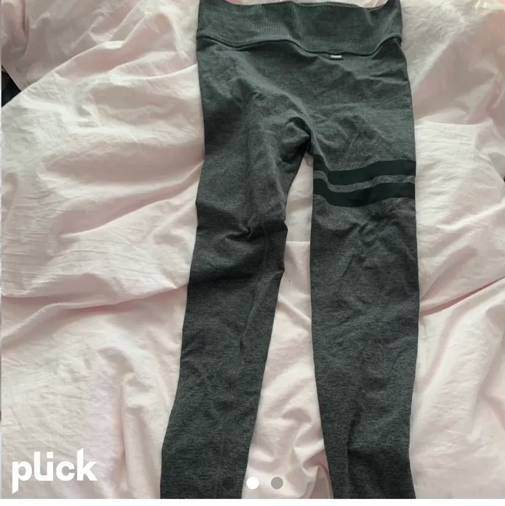 ‼️MINA BILDER LÄGGER UPP IGEN‼️ Säljer ett par jätte fina stronger tights! Jag har köpt dem av en tjej här på plick då hon knappt användt dem men dem passade inte riktigt mig så säljer vidare dem! Dem ser ut som nya och är sååå sköna. Jag kan skicka mer bilder om det önskas! Dem är i storlek M/L men är VÄLDIGT stretchiga så passar även större. Kommer inte ihåg vad jag köpte dem för men säljer för 200 då dem är väldigt fina. Kan sälja för 180 vid snabb affär. Hör av er vid frågor eller intresse ❤️. Farkut & Housut.