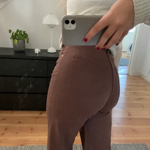 bruna raka jeans  - Säljer mina knappt använda raka jeans från Hm. Det går ner till marken för mig som är 166cm💗 köparen står för frakten 