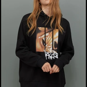 Oversized hoodie.  - En jättefin oversized h/m Ariana Grande Hoodie. Har inte hunnit använda denna så mycket pgd av att jag flyttade och packade då ner den i en låda. Passar jätte bra med shorts eller en kjol speciellt inför sommaren. Köptes för 200kr i butiken.