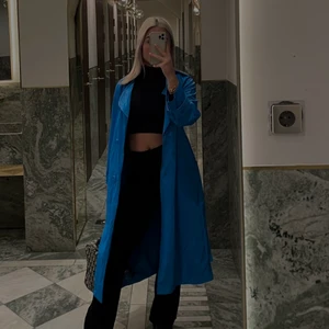 Blå kappa - Snyggaste blå kappan från topshop💙!! Använd 1 gång, lapp finns kvar! 