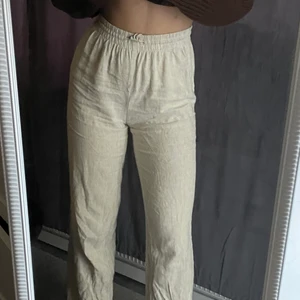 Nya linnebyxor  - Sköna och luftiga linnebyxor i storlek XS, jag är 163 cm lång, säljs eftersom jag råkade beställa två alltså är dessa helt oanvända!