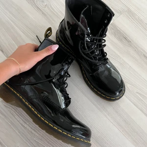 Dr. Martens  - Säljer dessa Dr. Martens helt oanvända då de är för små. De är i lack och i storlek 42. Skorna är i nyskick och köptes för ungefär 2000kr på Zalando. Frakten delas på och priset kan diskuteras vid snabb affär. 