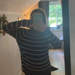 Stickad tröja från holebrook  - Säljer denna super fina stickade tröjan från holebrook i strl m passa xs/s. Använt tröjan fåtal gånger.Den är i fint scick.