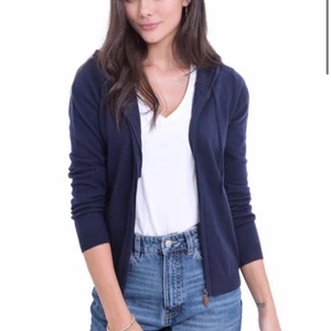Kashmir zip up - 50% Kashmir och 50% viskos zip up hoodie. Den är marinblå med luva och är superskön. Från William de faye, nypris 1200kr använd endast 3 gånger 