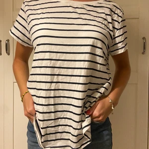 Randig T-shirt - Randig basic T-shirt. Använd någon enstaka gång.