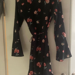 Klänning 36 - Säljer en blommig klänning aldrig andvänd. Den är aldrig andvänd då den är liten runt bysten och lite för kort för min smak. 