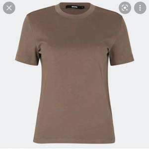 Brun t-shirt från bikbok men känns som en XL eller L eller oversized M. Säljer för 80kr + frakt 