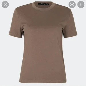 Brun t-shirt  - Brun t-shirt från bikbok men känns som en XL eller L eller oversized M. Säljer för 80kr + frakt 